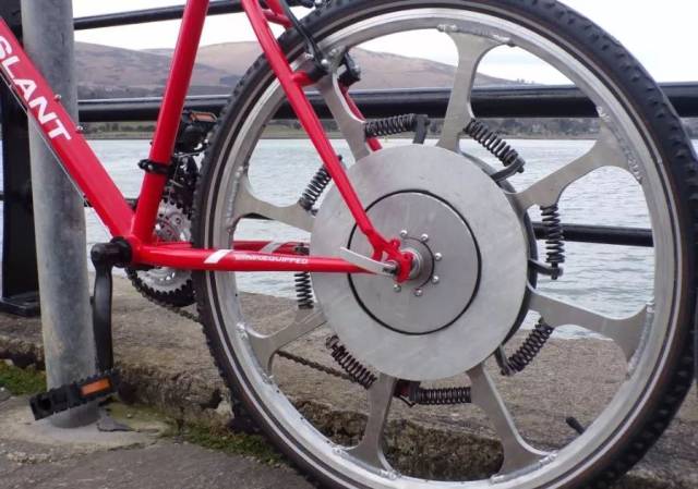 平时骑起来很费劲的自行车,在 superwheel后轮的「助力」下变得焕然一