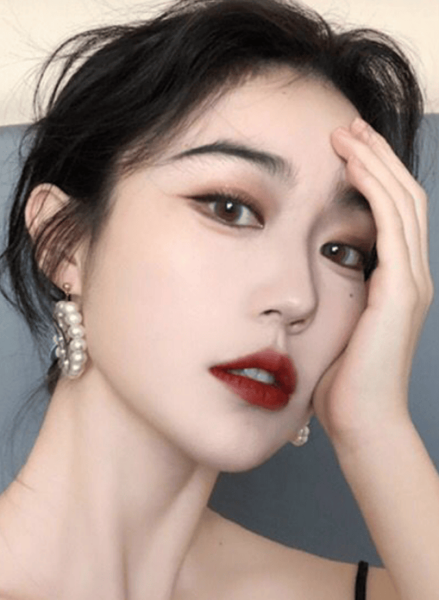 女生涂口红不注意这五点,几百块的口红涂了也不好看,你中了几个