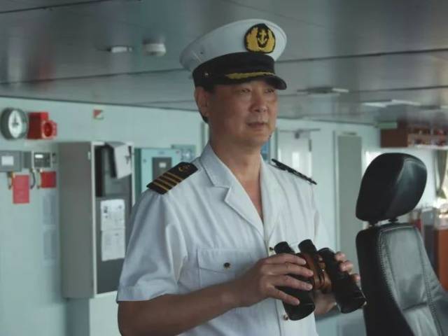 制服——参加重大活动,靠离泊,接待时,代表了公司和船上形象.