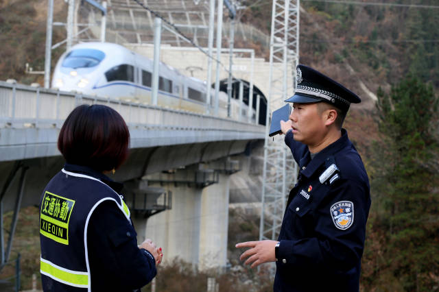 安康铁路公安处宁强南派出所所长王鹏检查岗亭看守辅警工作情况