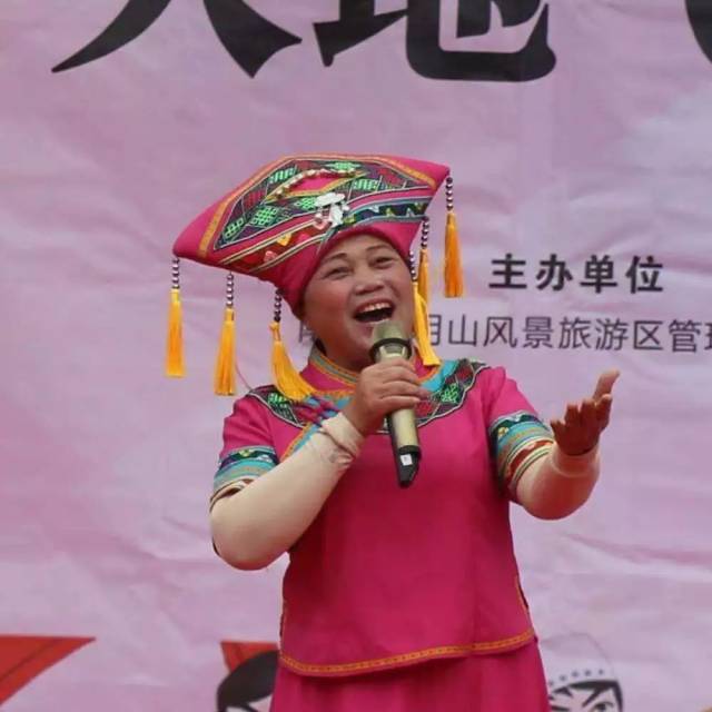 莫秀香,武鸣区山歌协会会员,2014年荣获自治区级第六届山歌王称号.