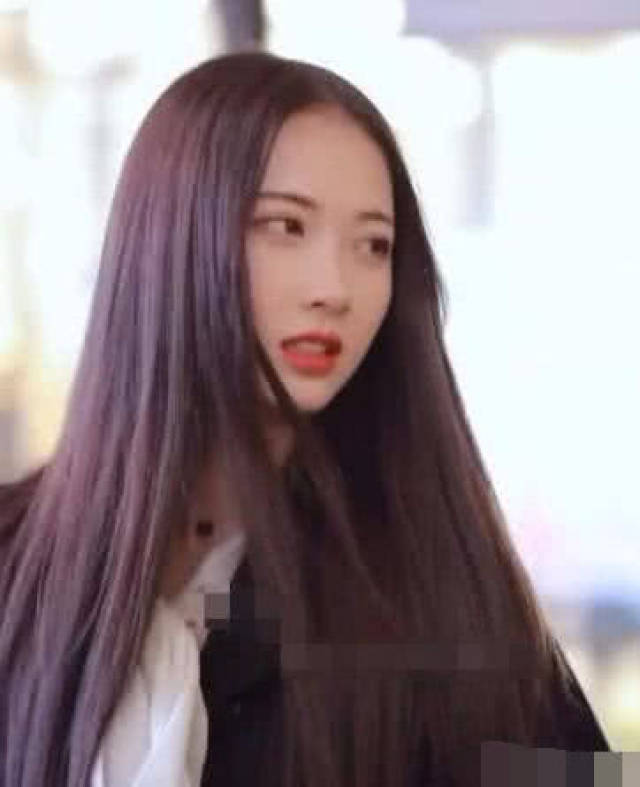 抖音小甜甜被路人偷拍 谁注意到她的手机 网友补刀 雷军好尴尬