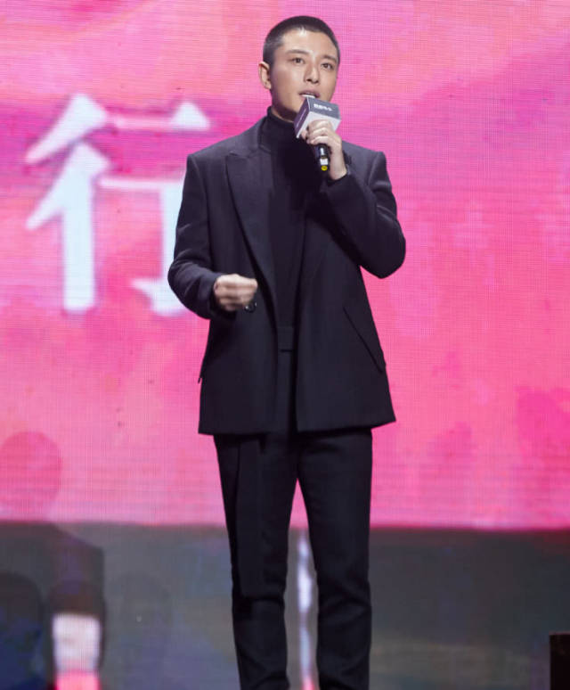 贾乃亮剃了"平头"现身,穿西装荷尔蒙爆棚,网友:表白亮