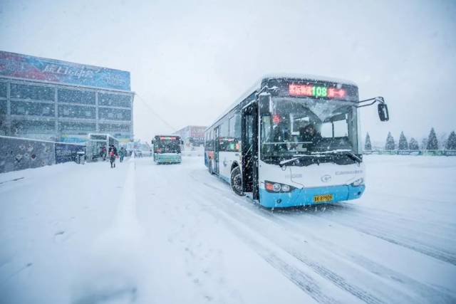 寒冷风雪天,暖暖公交情(附:雪天公交出行指南)