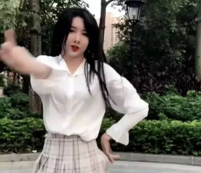 超美16岁网红被曝直播整容丑照,当事人道歉跪