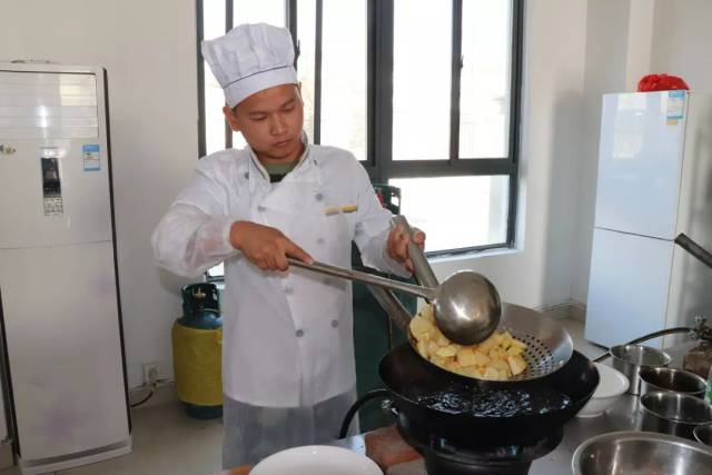 吃货 消防炊事员"食神"炼成记