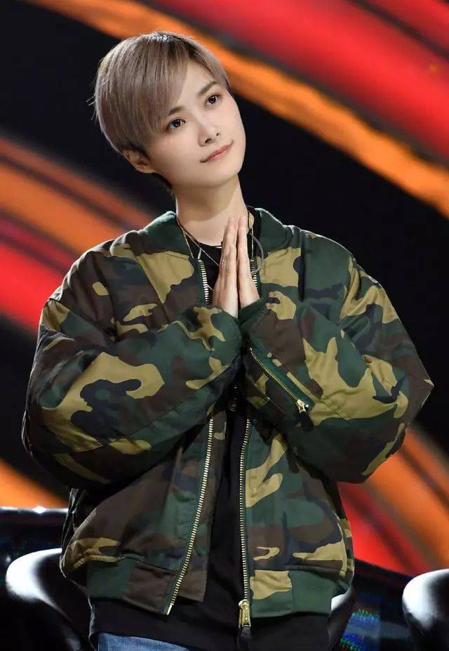 李宇春剪刘海短发造型女人味十足,搭配小红帽美腻了,这次剪对了