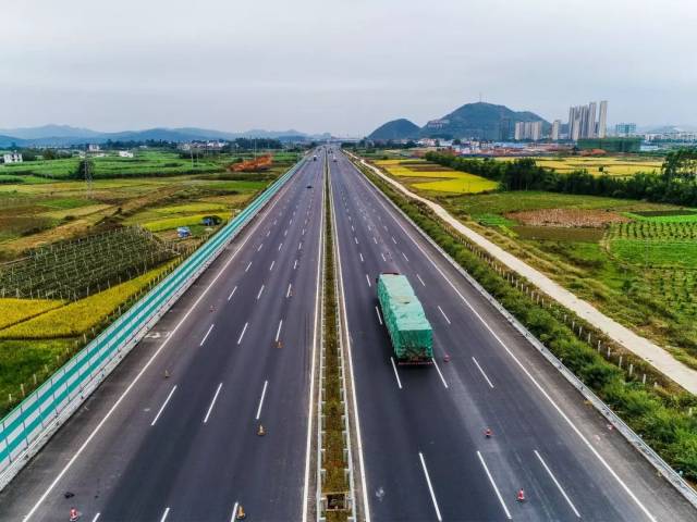 【头条】广西第一条八车道高速公路通车