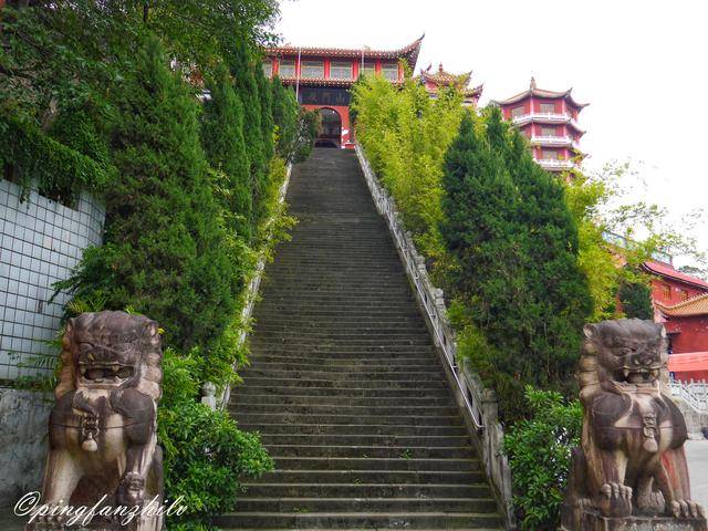 三峡工程让这座寺庙从山下搬到山上,成了打望万州风景