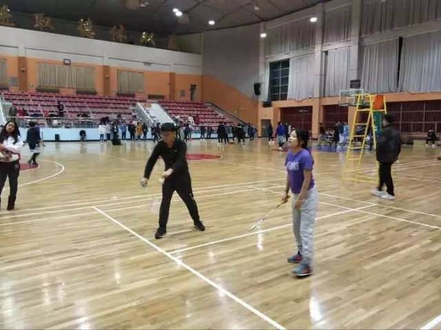 【译学生风采】华外杯羽毛球赛高级翻译学院