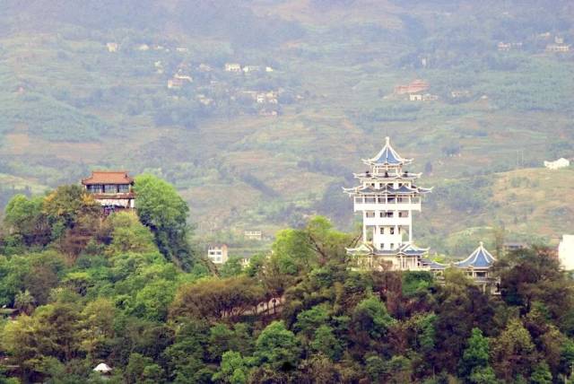 1 推荐地标:银鼎山公园 银鼎山公园位于邻水县城核心地带,公园占地约