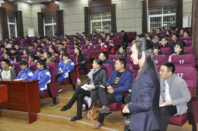 九江外国语学校副校长杨芳,校长助理徐斌,武佳宁,兄弟学校教师和濂溪