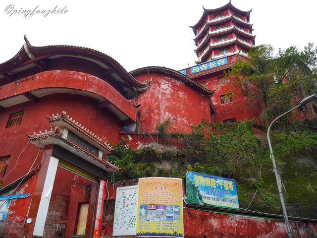 三峡工程让这座寺庙从山下搬到山上,成了打望万州风景的好去处