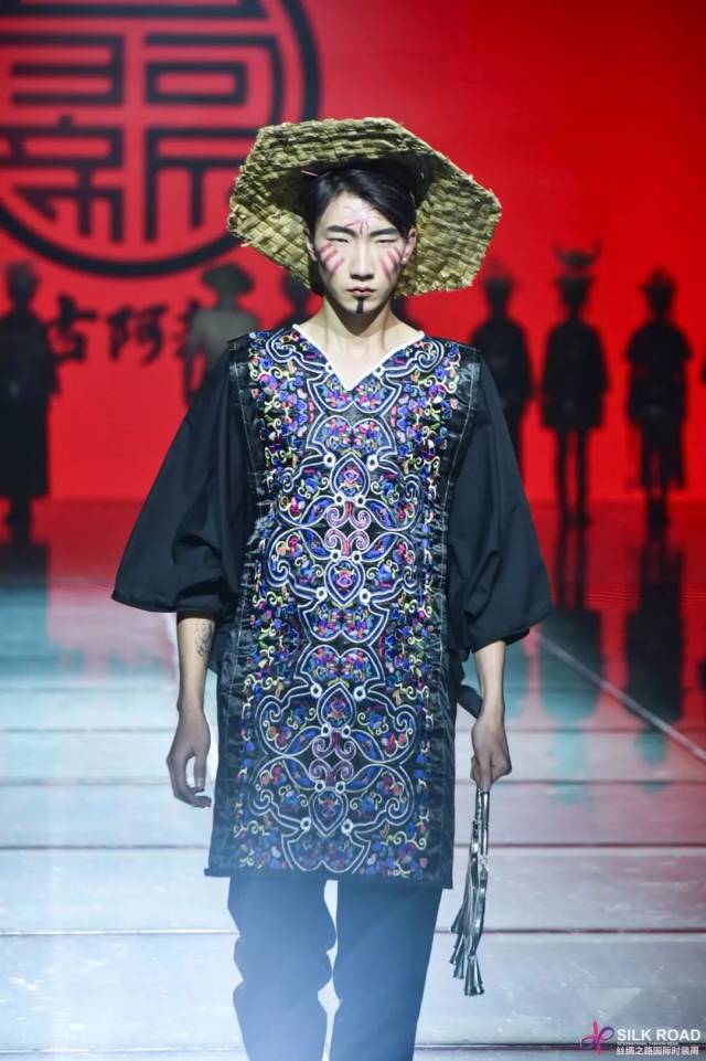 黔东南苗族兄弟,让苗绣轰动了国际时装周舞台,观众落泪