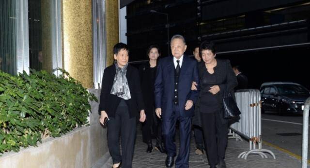 香港十大富豪许世勋设灵许晋亨拖李嘉欣致哀关之琳吴君如送花牌