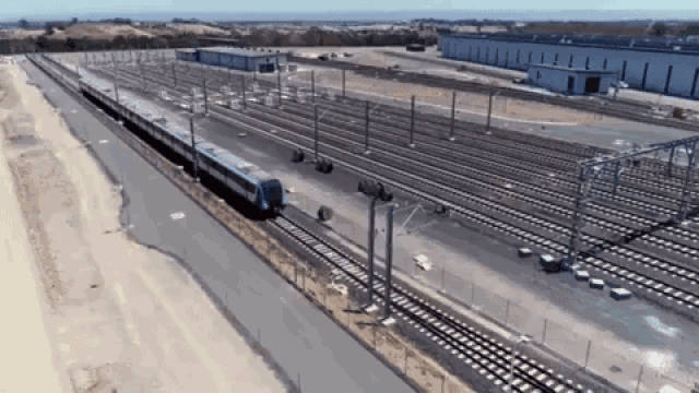 据《cio》报道,悉尼首列无人驾驶火车以60公里/小时的速度,安全无误的