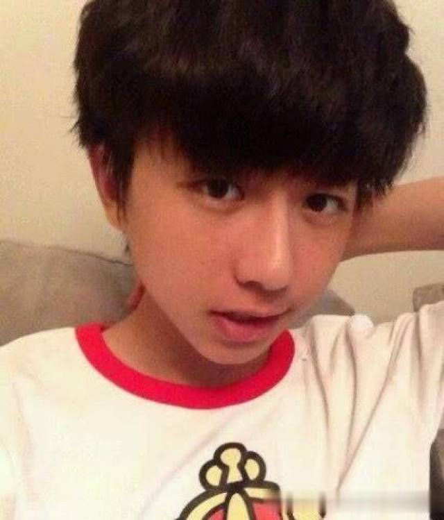 蔡徐坤14岁非主流自拍曝光,张张都很精彩,整没整容一目了然!