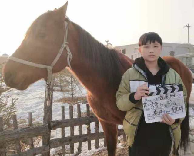 呼市小演员王梓硕参加《白马少年》拍摄