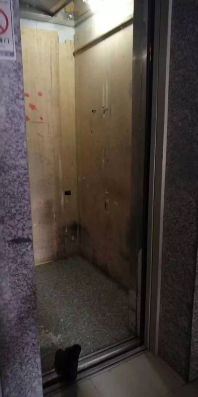 城里住户们注意了,这小区楼道内竟然有人"偷鞋"!