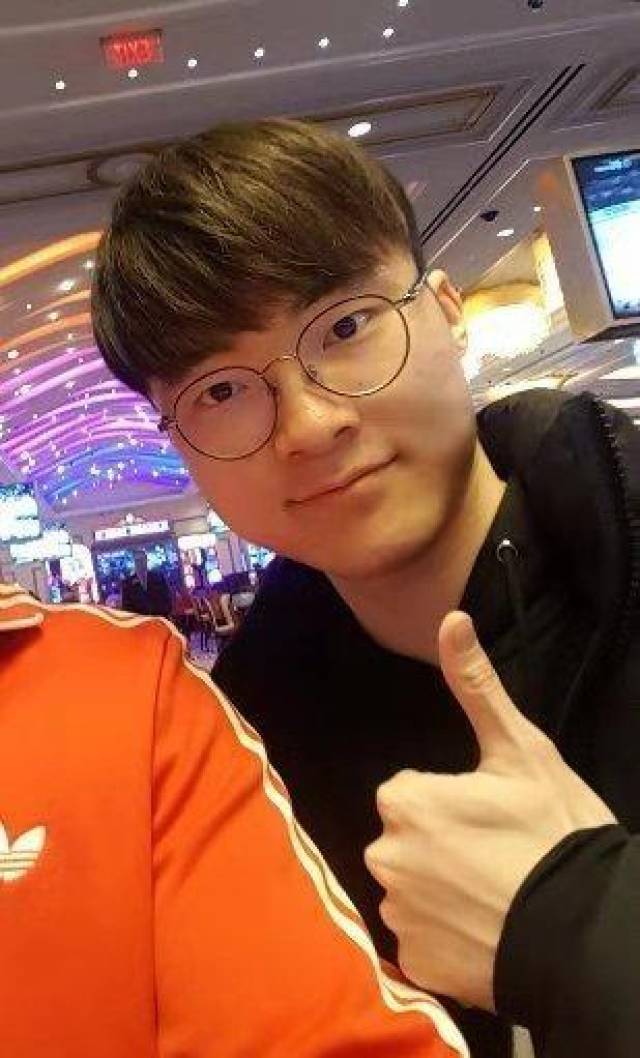 英雄联盟:faker全明星点赞合集,你最喜欢哪个位置的点