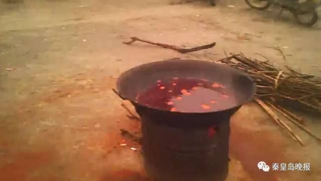 电视台曝光!别再吃了,这种黑心食品正大量上市,快通知家人朋友!