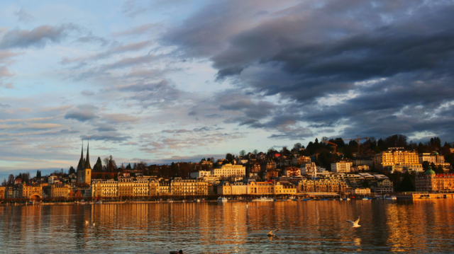 瑞士人均GDP十万美元,普通工人收入是多少呢