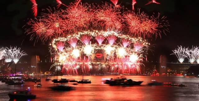 fireworks display 跨年烟火表演 随着钟声敲响,璀璨的烟花直冲云霄