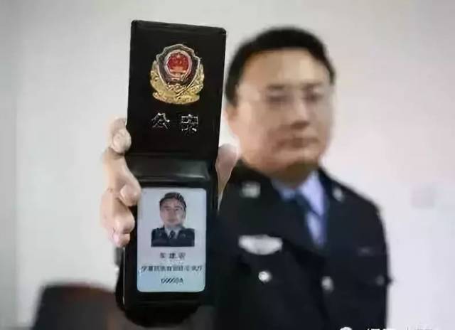 公安民警凭《人民警察证》,辅警和学警凭相关证明或经公安政工部门