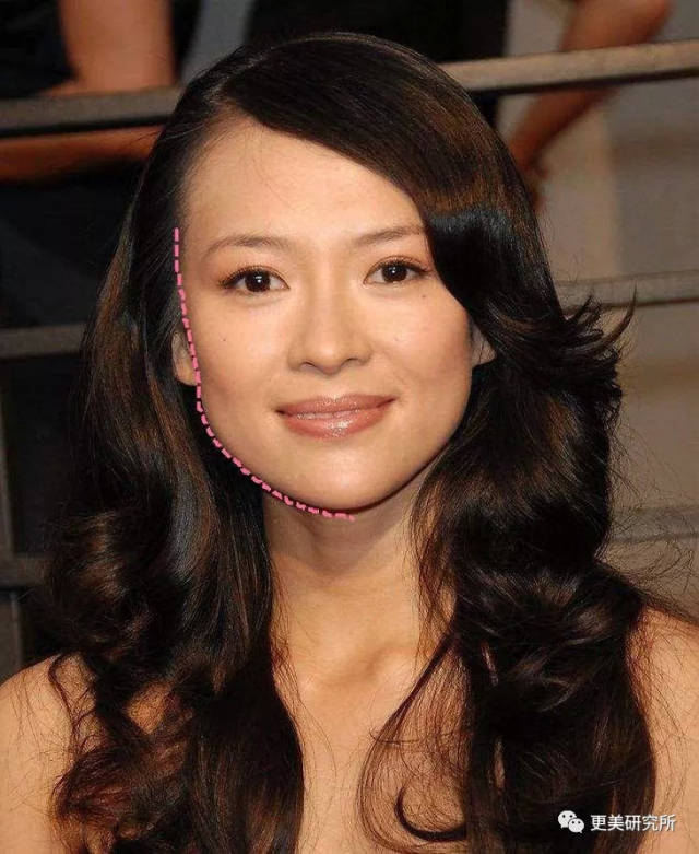 拥有咪眼小鸡嘴丑向性五官的周冬雨,为什么能