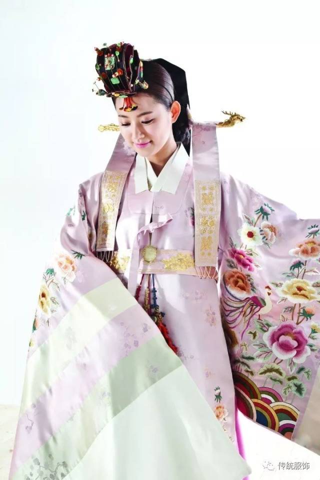 里这种变形的簇头里,在现代韩服里比较多拿来搭配赤古里裙和唐衣(实际