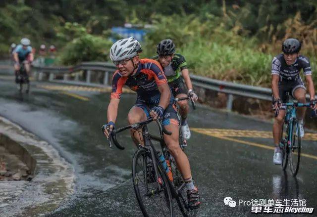 骑行转弯技巧:通过创造向心力来消除离心力