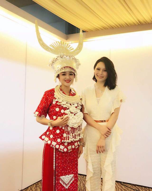 惊艳,贵州苗族甜美歌手杨祖桃亮相东方之珠