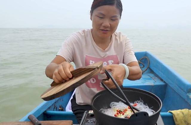 渔民女赶海捡的沙白,直接在船上进行烹饪,看爸爸吃得停不下来