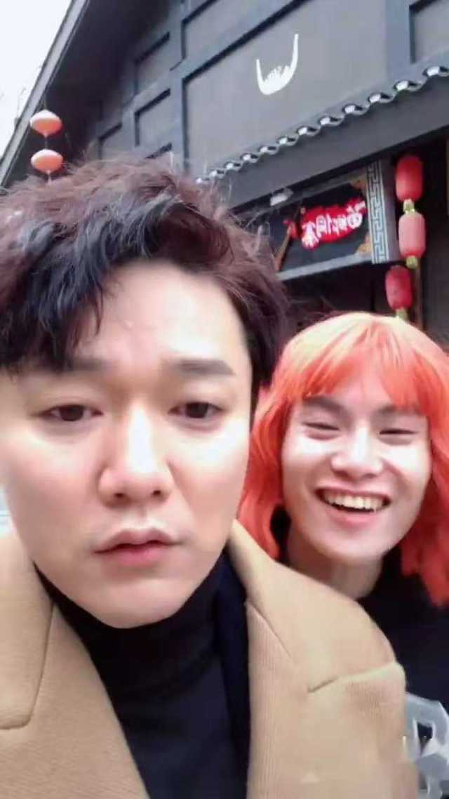 男扮女"毛毛姐"搞怪贵州音"好嗨呦 感觉人生已经到达了巅峰"火遍全