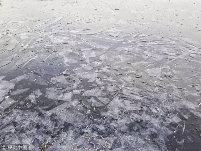 受冷空气影响,北京什刹海水面大面积结冰,景似仙境!