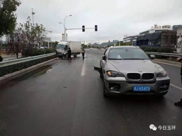 台州一宝马车"闯黄灯"酿车祸!车损高达三四万.(视频)