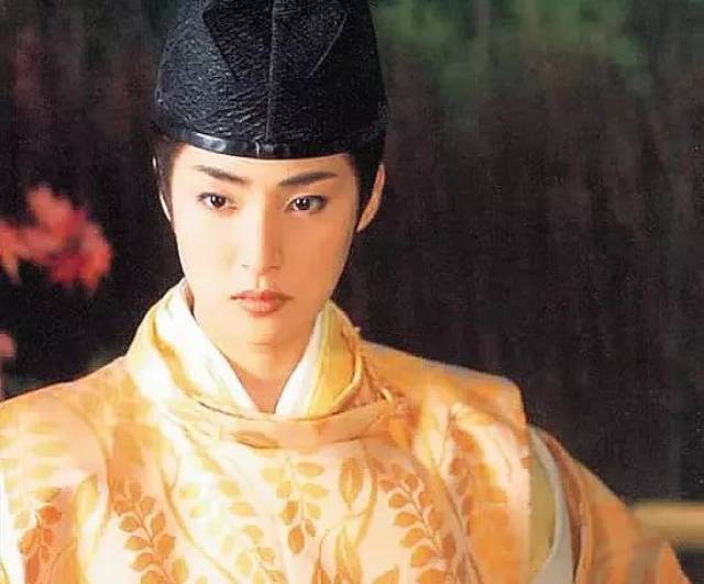 2001年,由天海佑希出演《千年之恋之源氏物语》中的源氏,以英气无比