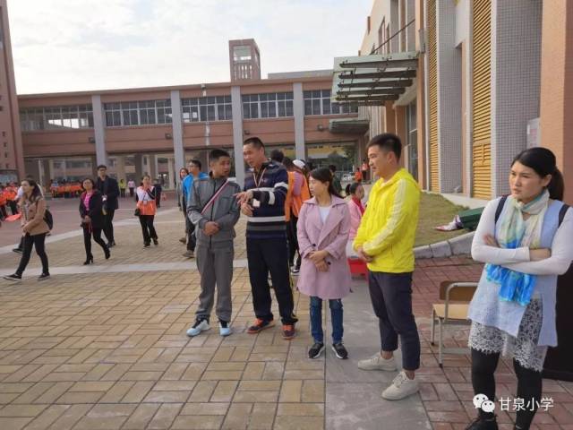 跟岗学员参观甘泉小学体育馆和运动场