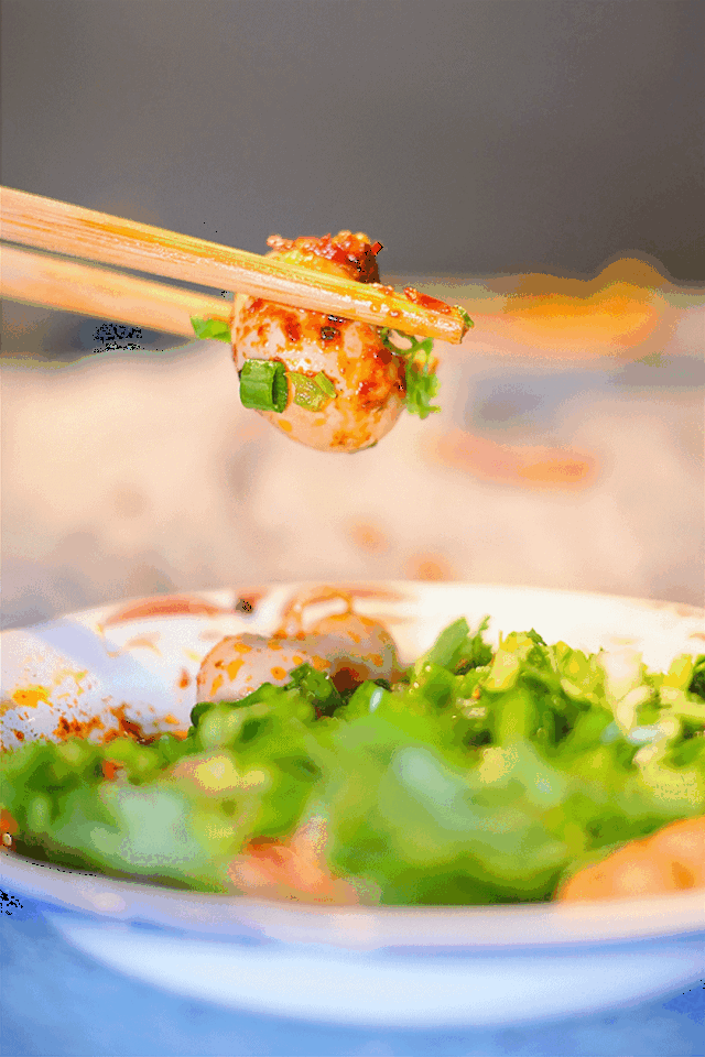 小米椒,蒜泥,香菜等各种料头一混,菜造就了绝版麻辣与丰腴的体验.
