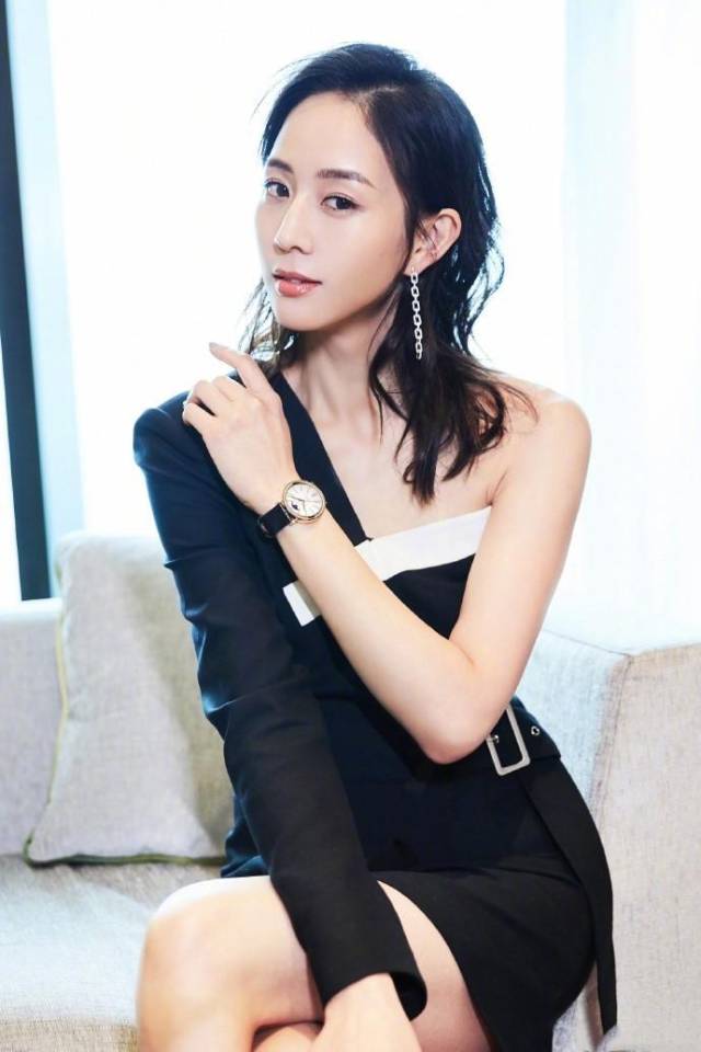 张钧宁性感起来真没别人什么事了, 身穿西装裙