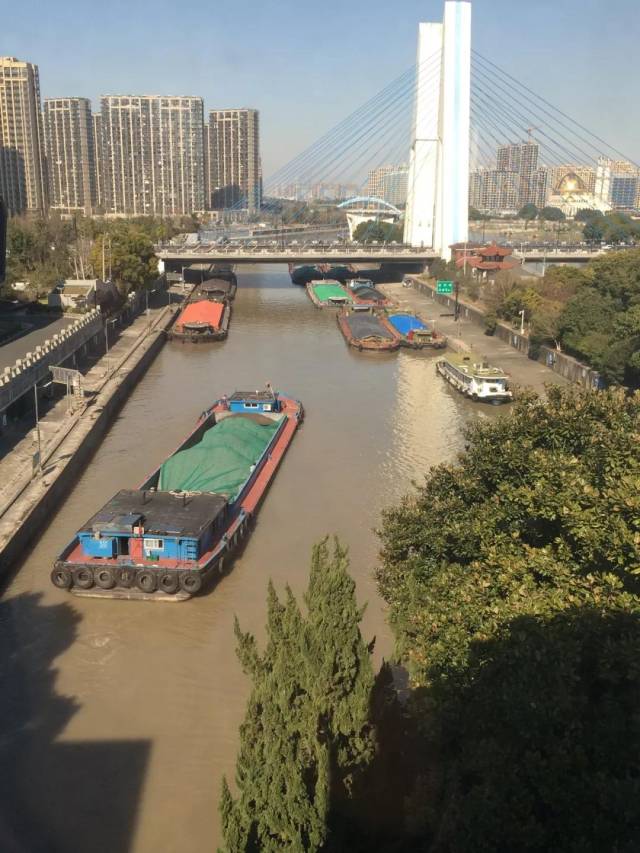 三堡船闸待闸船舶数量显著上升,目前船闸两端—钱塘江,运河杭州段日