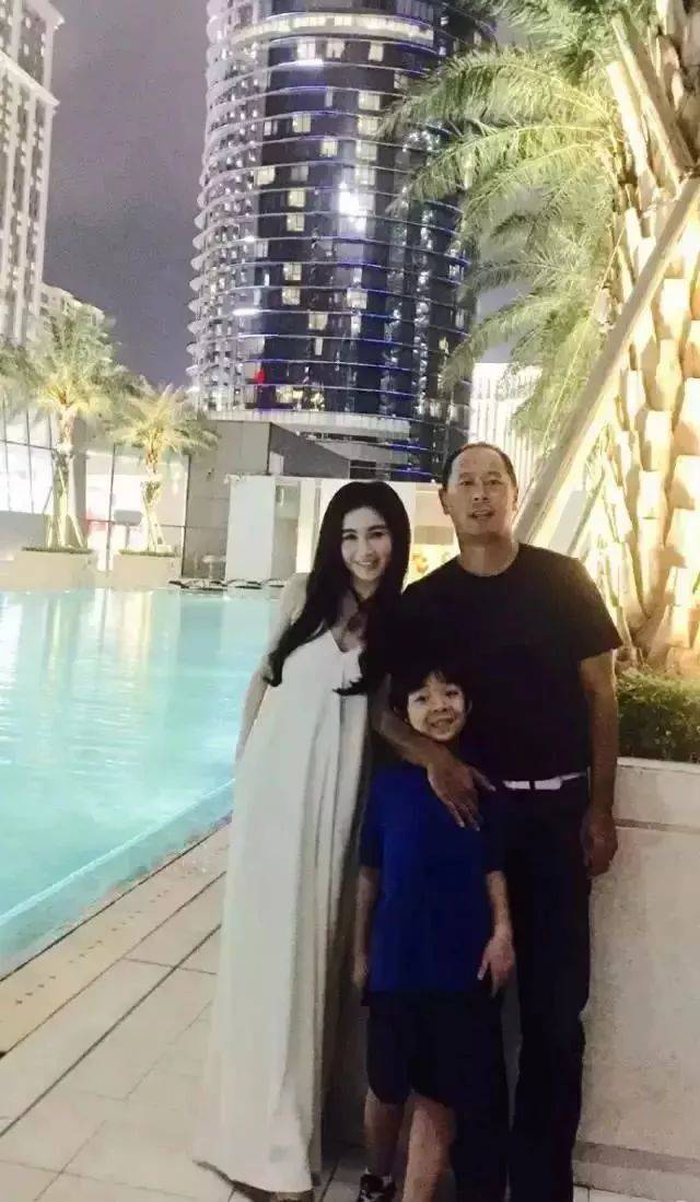 17岁拍三级片,结婚18年无子,50岁仍盛世美颜,