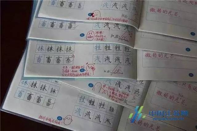 江苏一小学老师用"表情包"批改作业