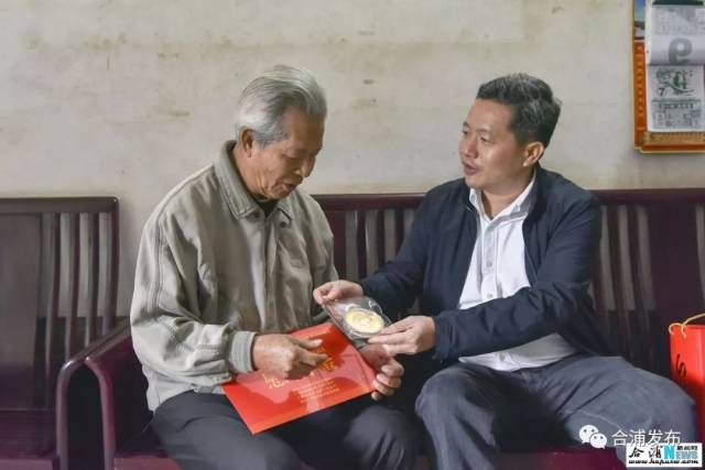 图五:县政协主席韩传福慰问离退休老干部.林启波 摄