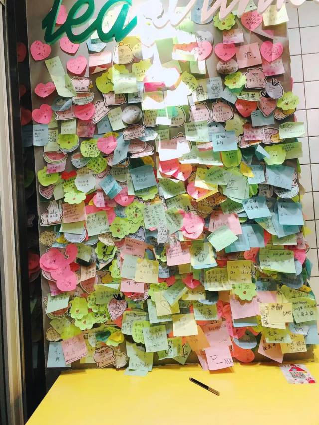 墙上的便利贴也让我想到几年前 一起在奶茶店写下自己的心愿 亿姚