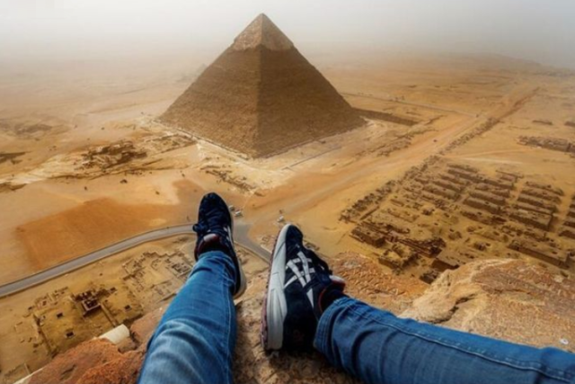 埃及金字塔为什么不让攀爬?一外国游客爬上去后才知道