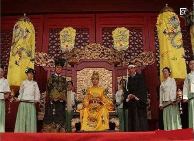 但是冯保这人实在太贪婪,而且缺乏政治智慧,所以张居正一死,他随后便