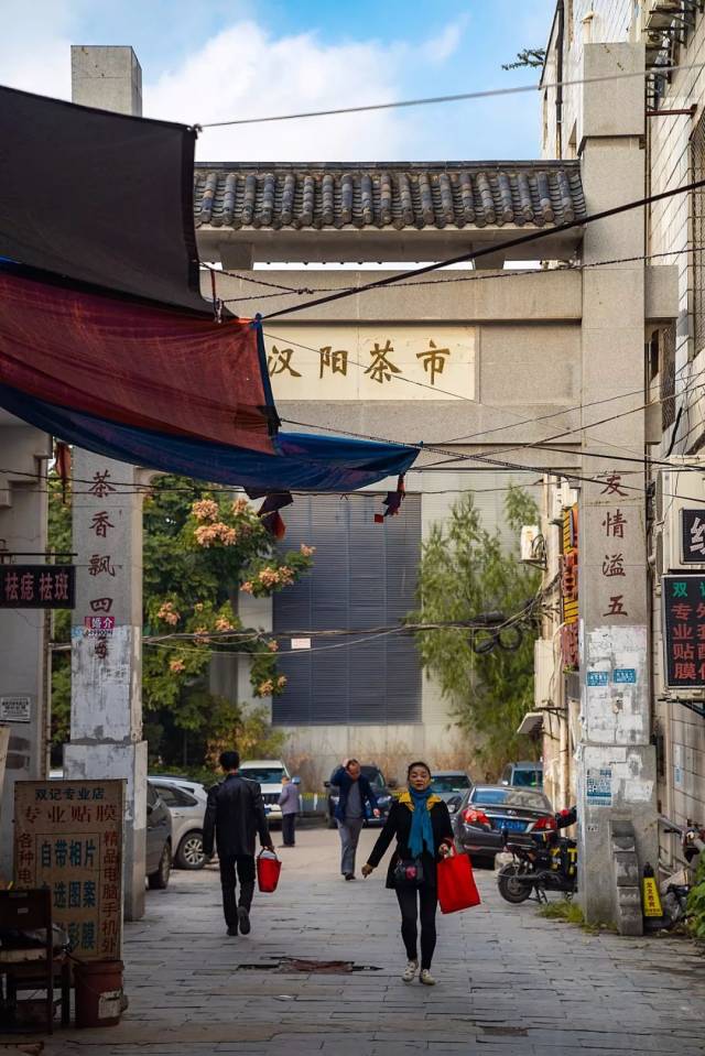 再往里走,就是钟家村曾经最热闹的夜市.