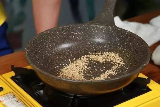 花生100克,胡萝卜100克,黄瓜(水发)5克,大米30克,香菜5克,木耳3中国芝麻出口日本图片