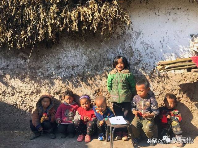 大凉山17岁的彝族漂亮女孩想当教师,要带领贫穷的孩子